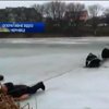 В Черновцах спасли двух рыбаков, провалившихся под лед