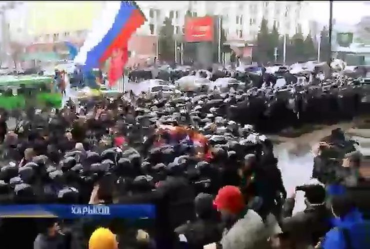 Протестующие пытались штурмовать Харьковскую обладминистрацию