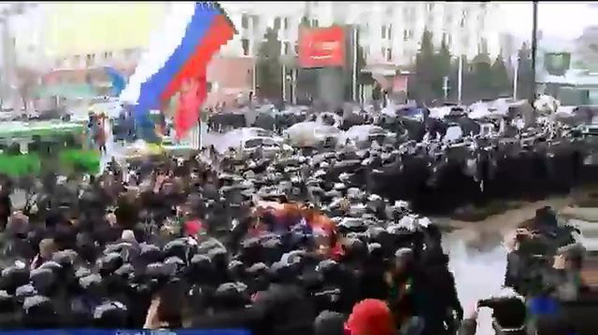 Протестующие пытались штурмовать Харьковскую обладминистрацию