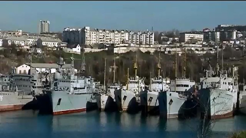 Российские корабли заблокировали бухту Севастополя