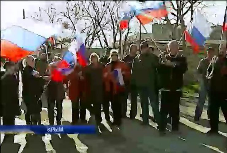 Бойцы самообороны Крыма продолжают блокировать военную часть в Бахчисарае