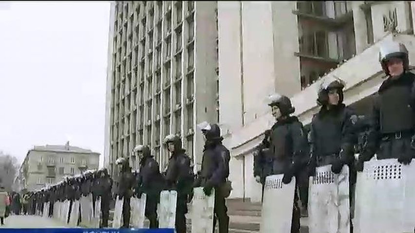 После сообщения о минировании милиция вывела из здания донецкого облсовета протестующих