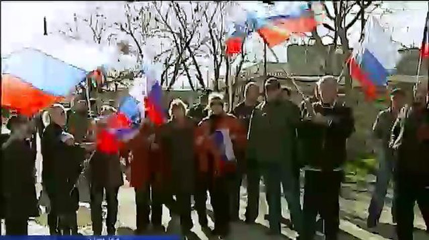 Бойцы самообороны Крыма продолжают блокировать военную часть в Бахчисарае