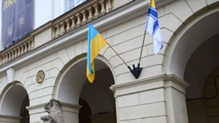Во Львове на Ратуше вывесили флаг ВМС Украины