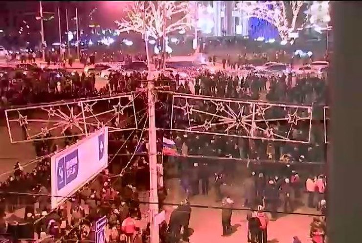 Семь человек пострадали во время драки про- и антироссийских митингующих в Донецке
