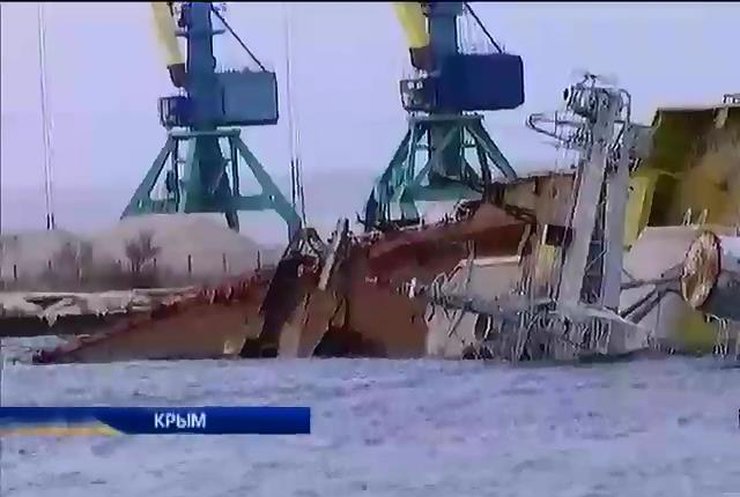 Россияне затопили старый корабль у входа в бухту Донузлав