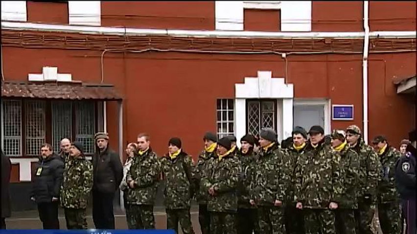 Самооборона Майдана помогает охранять дипломатические объекты