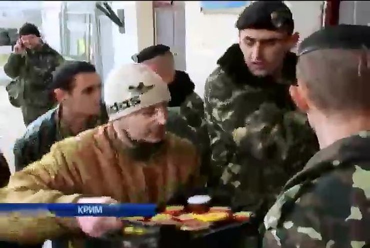 Крымчане передали украинским солдатам еду и воду