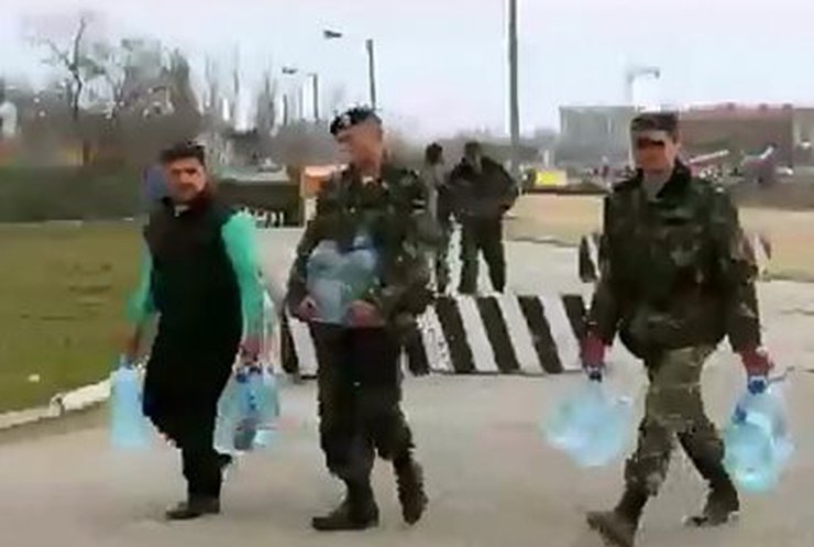 Крымские татары помогают украинским военнослужащим продуктами