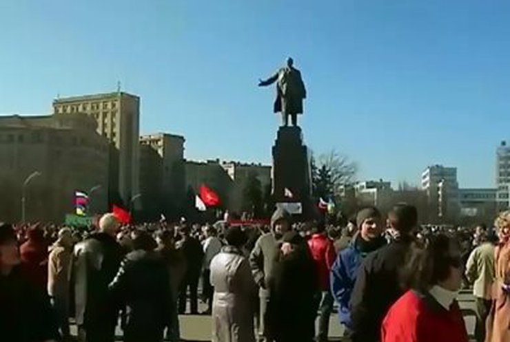 На центральной площади Харькова провели митинг против новой власти