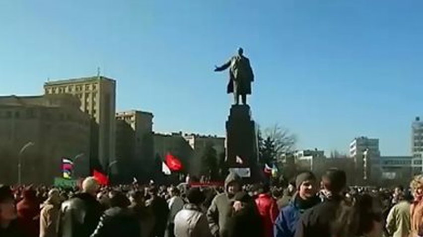 На центральной площади Харькова провели митинг против новой власти