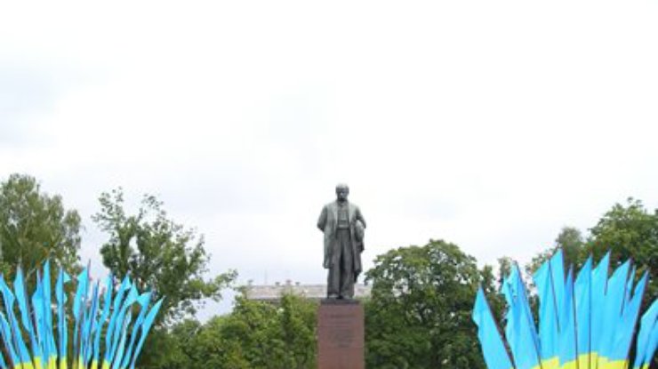 Турчинов и Яценюк сегодня возложат цветы к памятнику Шевченко