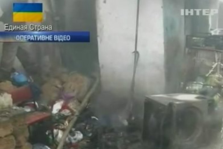 В Симферополе загорелся частный дом, в котором находились трое взрослых и четверо детей
