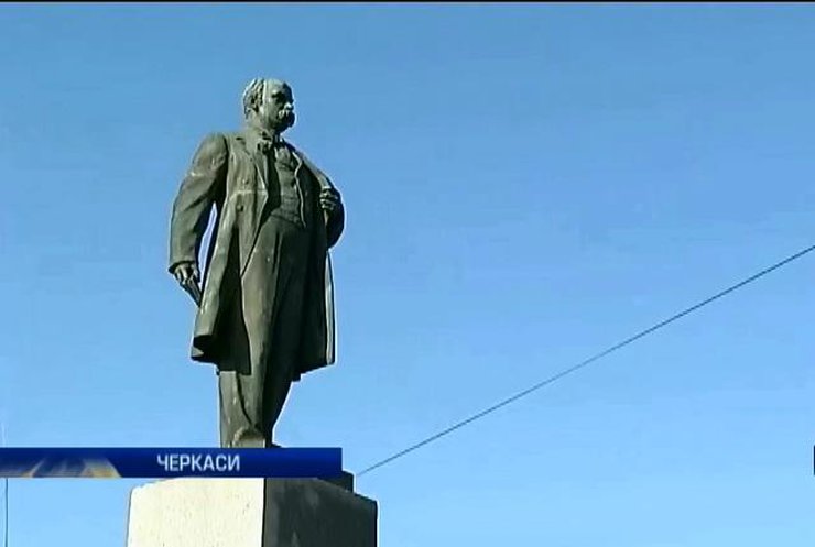 Черкасские активисты отмыли памятник Кобзарю