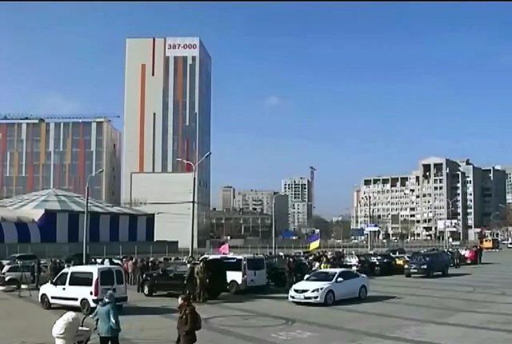 В Днепропетровске прошел автопробег в поддержку украинских военных