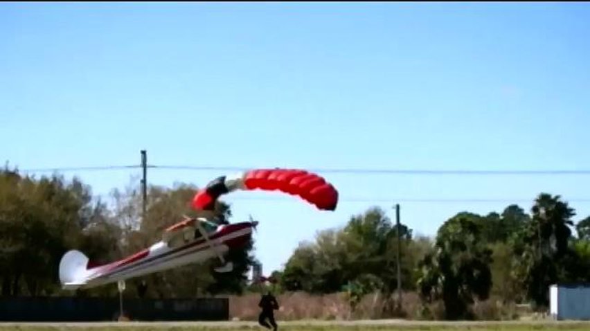 Во Флориде столкнулись парашютист и самолет