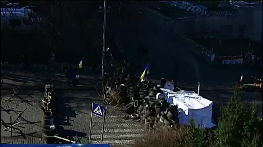 До конца месяца баррикады с Майдана убирать не будут