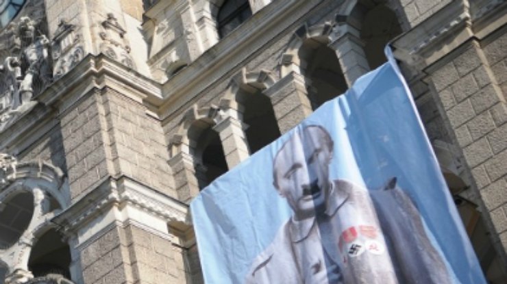 В чешском городе Либерец повесили потрет Путина в образе Гитлера и Сталина