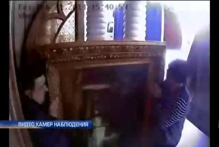 В интернете появилось видео выезда Януковича из Межигорья