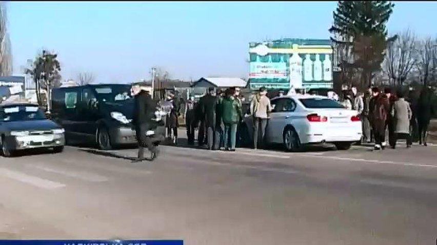Жители села на Харьковщине перекрыли Симферопольскую трассу
