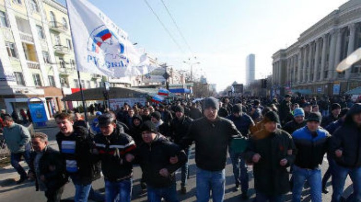 В Донецке пророссийски настроенные митингующие напали на сторонников единства Украины