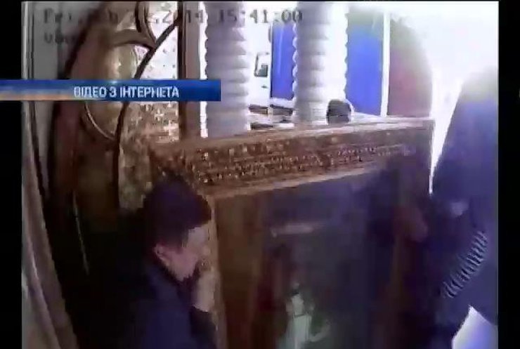 В интернете появилось видео выезда Януковича из Межигорья