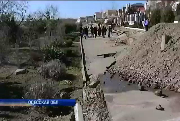 В Ильичевске оползень разрушает жилые дома