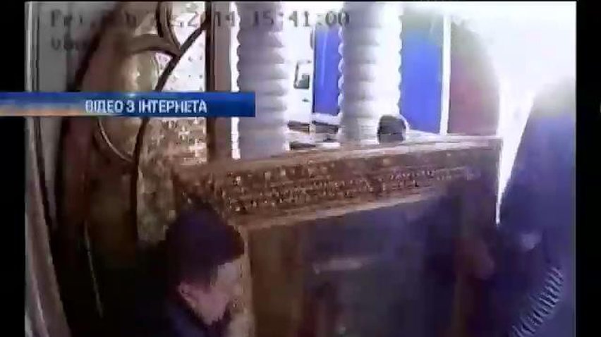 В интернете появилось видео выезда Януковича из Межигорья
