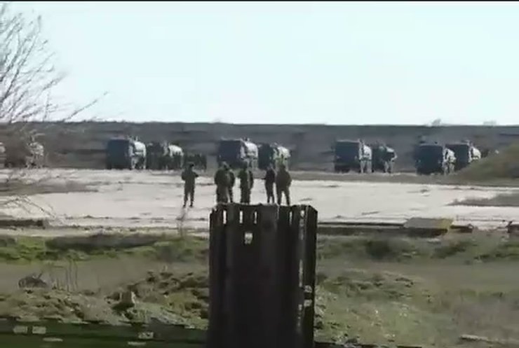 В Крыму вооруженные люди контролируют все дороги, аэродромы и границы