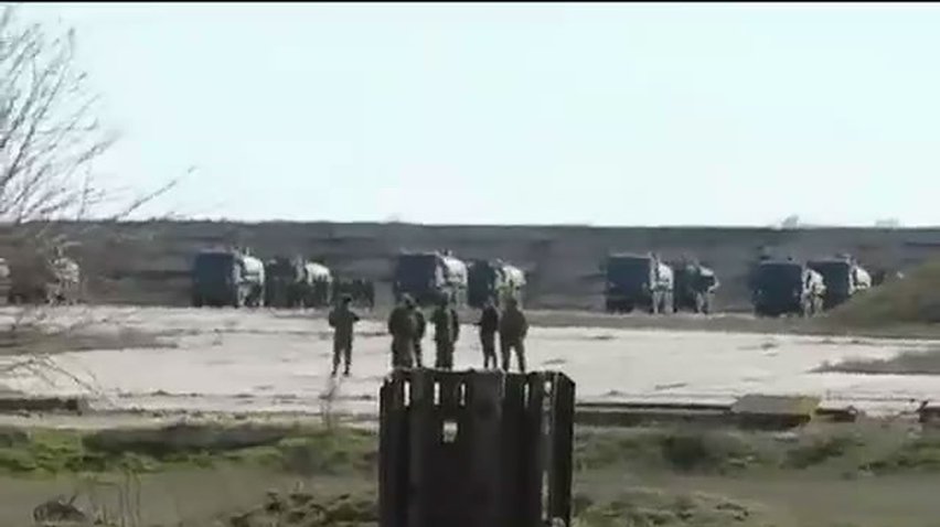 В Крыму вооруженные люди контролируют все дороги, аэродромы и границы