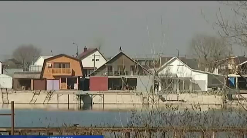 В Черкассах официальный пляж незаконно превратили в дачный поселок