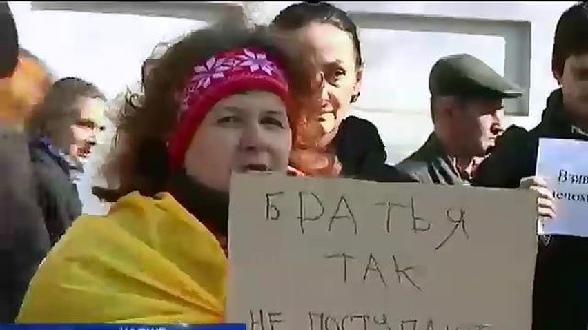 В Харькове "диванная сотня" пикетировала российское консульство