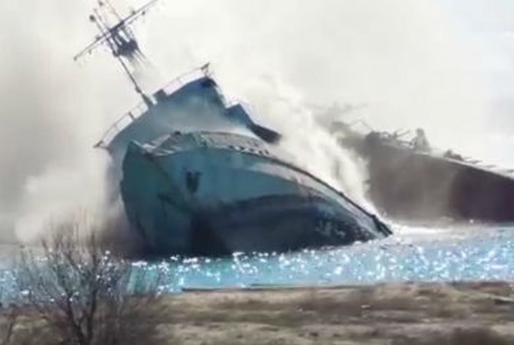 В Сети появилось видео затопления корабля в Донузлаве