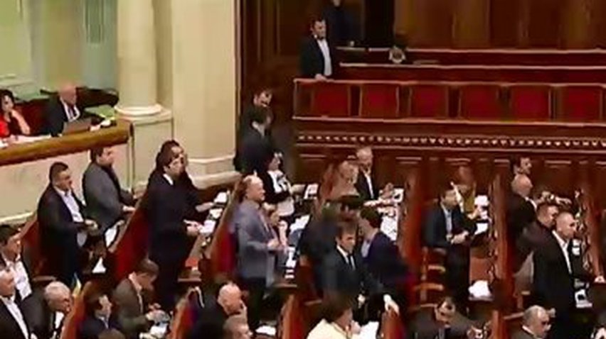 Рада досрочно прекратила полномочия крымского парламента