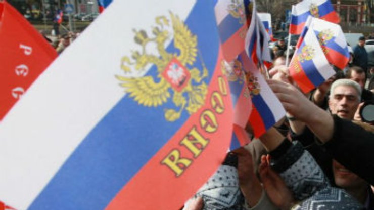 Пророссийски настроенные активисты штурмуют облуправление СБУ в Донецке