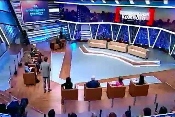 Ток-шоу "Касается каждого" обсудит чрезмерную материнскую опеку