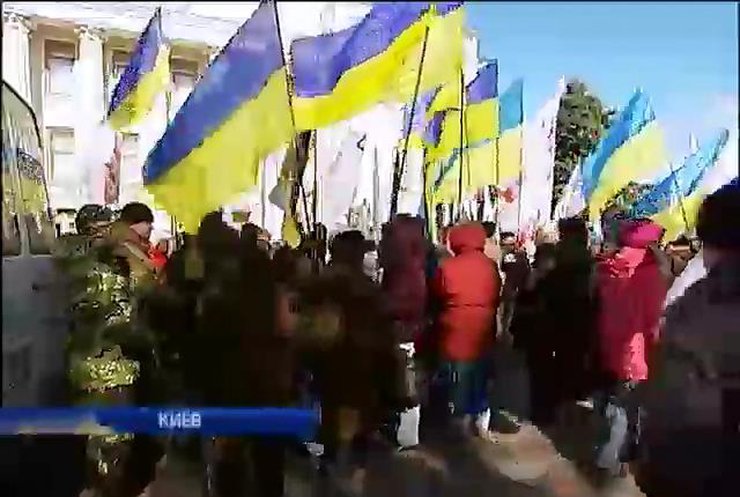Сегодня ВР охраняли вооруженные автоматами самообороновцы