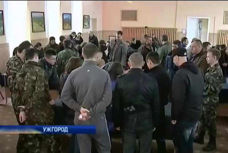 В военкомате Ужгорода начали обучать добровольцев