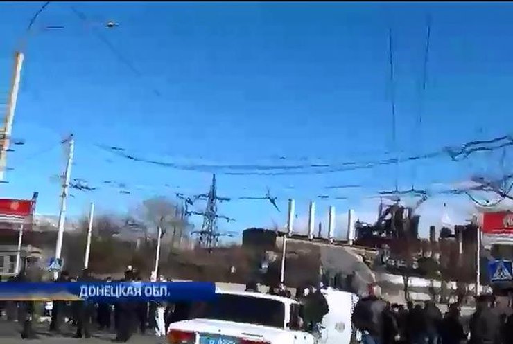 В Мариуполе пророссийские активисты перекрыли одну из дорог в городе