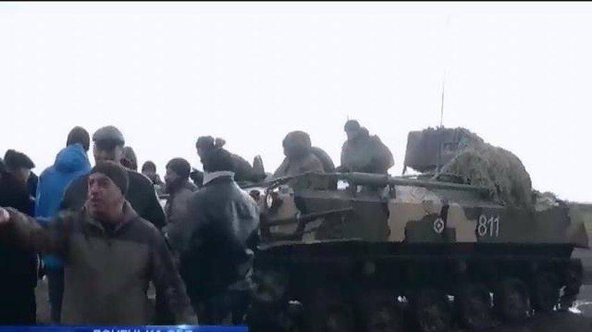 Жители Донеччины заблокировали движение днепропетровской военной техники