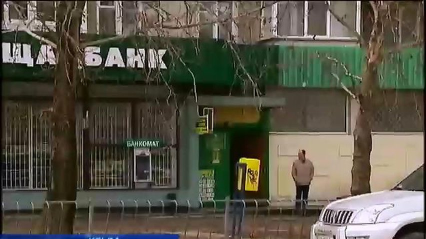 Крымчане не могут снять зарплаты и рассчитаться карточками в магазинах