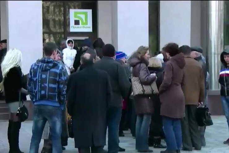 Крымчане выстраиваются в очереди у банков и банкоматов