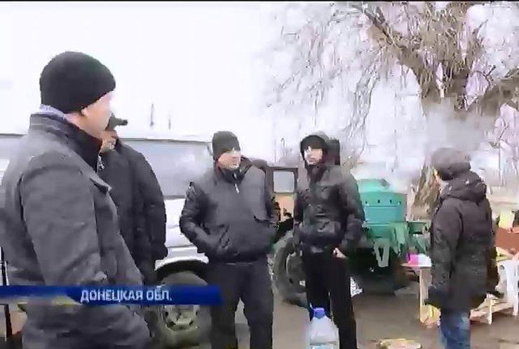 Жители Артемовска второй день блокируют склад, откуда военные хотели вывезти оружие