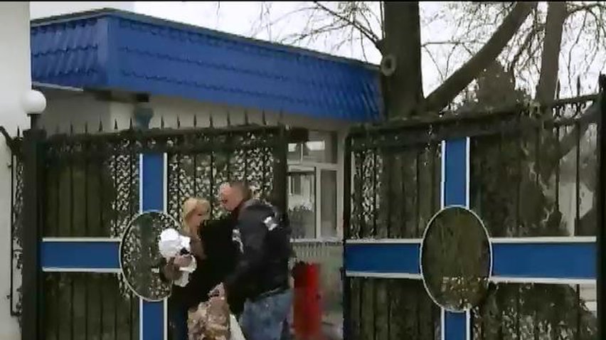 Украинские военные вывозят свои вещи из штаба ВМС Украины