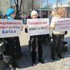В Харькове прошел антисепаратистский флешмоб "за отделение уха от головы"