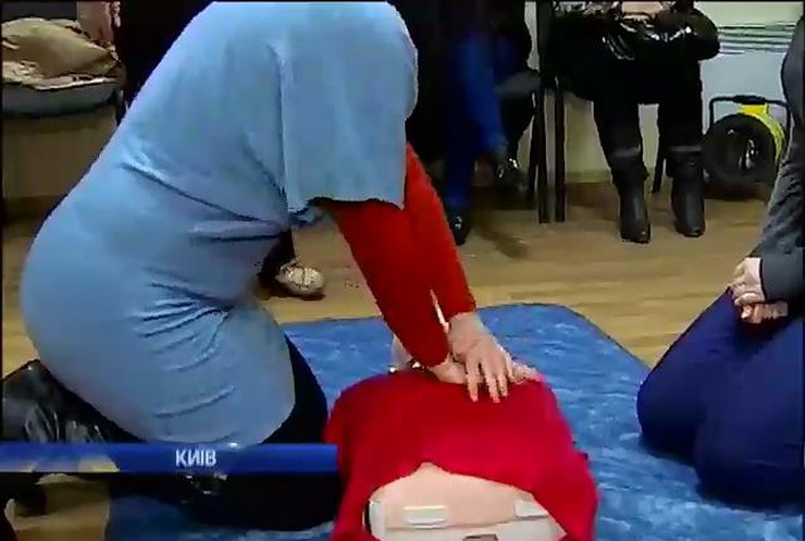 На спецкурсах киевлян обучают оказывать первую медицинскую помощь
