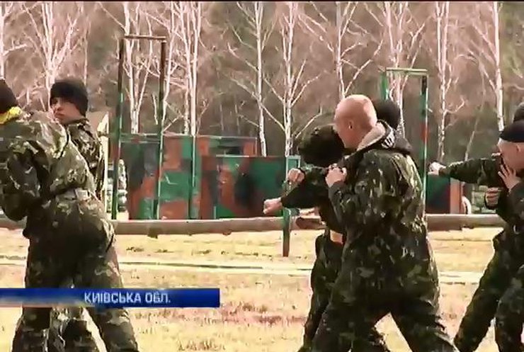 Добровольцы Национальной гвардии проходят обучение под Киевом