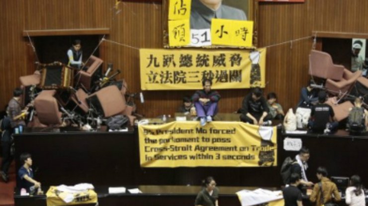Студенты в Тайване протестуют против сближения с Китаем