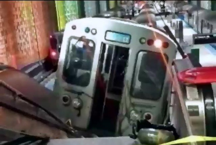 В чикагском метро поезд сошел с рельс, пострадали 32 человека