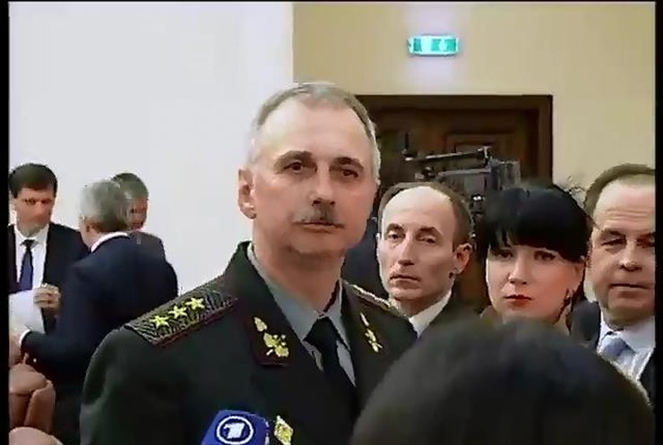 Глава Минобороны обещает вывести украинских военных из Крыма